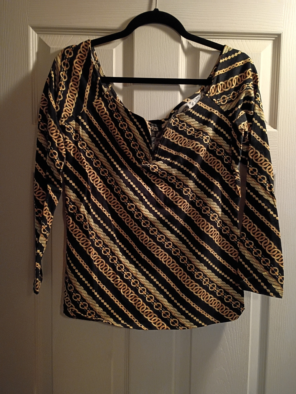 NWOT Thalia Sodi Off Shoulder Black and Gold Chain-Print V-Neck Long Sleeve Top